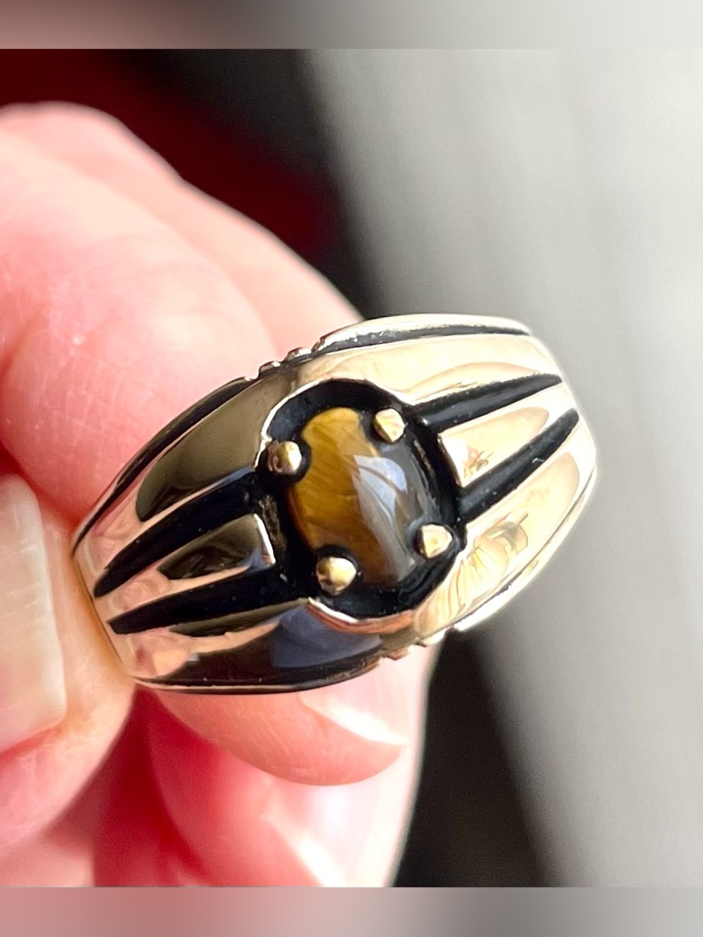 Vintage men’s ring with tiger’s eye stamped 14KT G.E. ESPO. Size 12